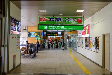 Clear signage makes transferring from the Ou Main line to the Shinkansen lines very easy
