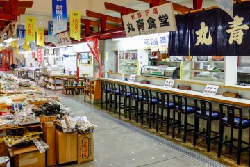 There are restaurants inside the market that prepare dishes with seafood from the market