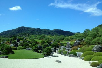 <p>Jardin sec avec le Mont Katsuyama en toile de fond</p>