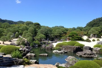 <p>Le jardin d'&eacute;t&eacute; minutieusement am&eacute;nag&eacute; par une arm&eacute;e de jardiniers</p>
