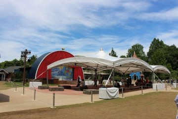 Each day there are live performances by the Moomin characters at the live stage which is located close to the entrance of the theme park. 