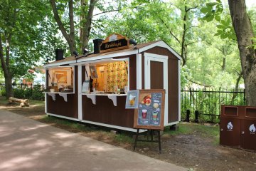 There are several places you can buy food at the park. Often the indoor restaurants are very busy, but there are several kiosks where you can get take away food. Particularly convenient during this period with the Coronavirus outbreak. 