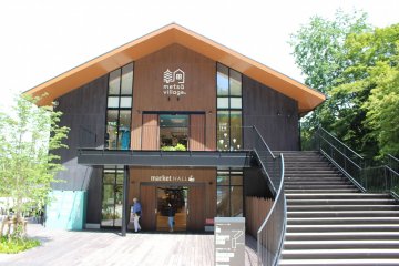 Metsa Village has several shops and restaurants. The Metsa market hall has several satellite shops and eateries. 