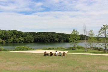 The village is set around Miyazawa lake. All the shops and restaurants have a view of the lake. You can enjoy the view from the green area in front of the lake too. There are some seats that people can use for free. 