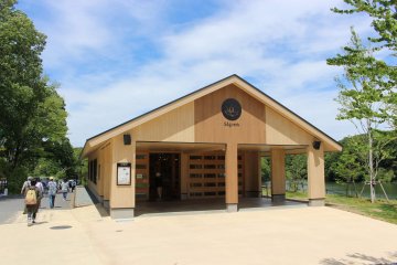 There are some activities you can enjoy in the village. For example, they run several (very popular) workshops weekly. There is a treetop athletic "Panza" where both adults and children can play at a reasonable price. And you can also rent canoes to take out on the lake. 