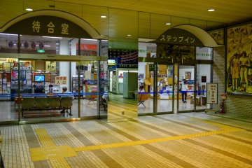 The waiting room and information office inside Shin-Hanamaki station