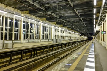 The Shinkansen platforms are quite narrow