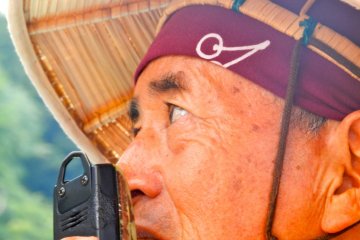 The boatman sang the traditional Mogamigawa river boat song.