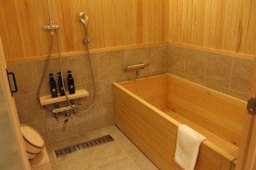 The woody aroma makes bath time even more relaxing