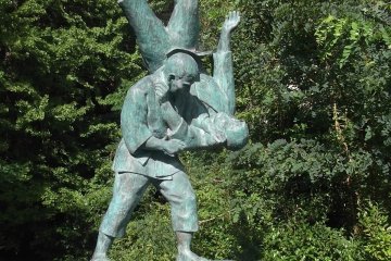 A statue of Saigo Shiro, who invented this judo throw