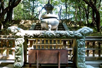 Front view of Ganjin's grave