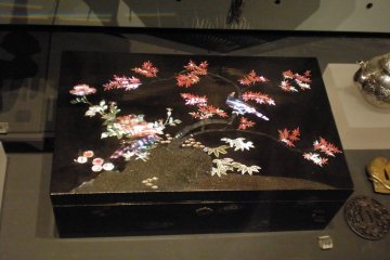 An example of a box decorated with raden