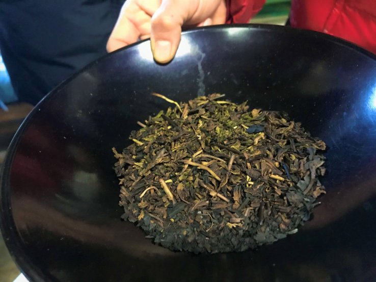 The mature tea leaves ready for roasting