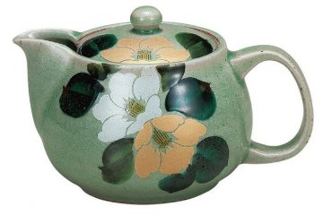 An example of Kutani ware decorated with a camellia flower design