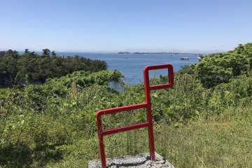 The trail is clearly marked with little red horses and color-coded ribbons 