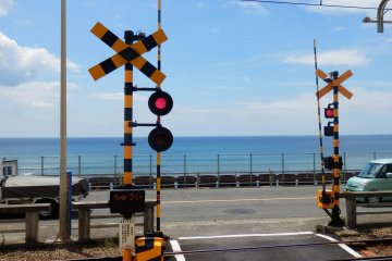 Enoden crossing near Kamakura Koko Mae Station