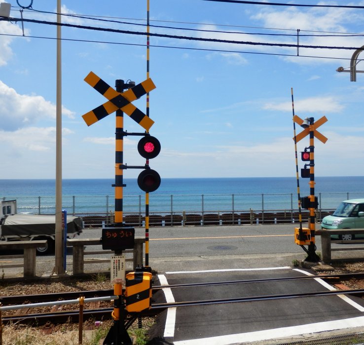 Enoden crossing near Kamakura Koko Mae Station