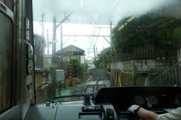 Enoden driver's window view on a rainy day