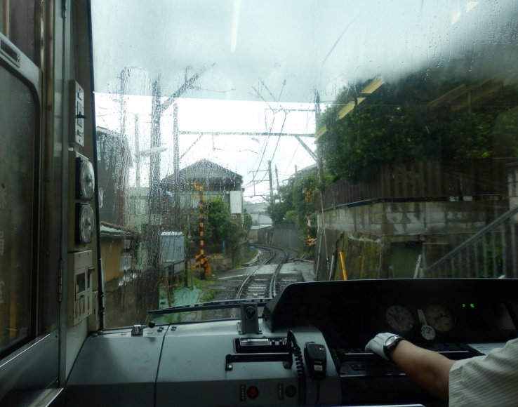 Enoden driver's window view on a rainy day