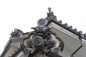 <p>Gargoyles on rooftop.</p>