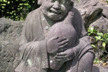 <p>My jug and I, at a temple in Koma</p>