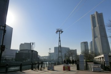 The cable car's wiring seen from Kishamichi Promenade. 