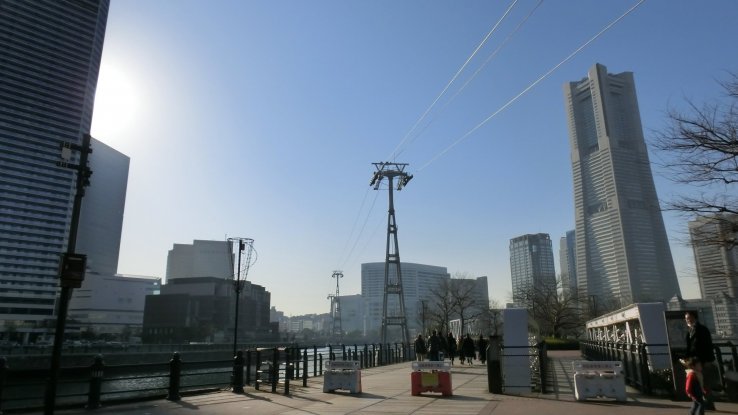 The cable car's wiring seen from Kishamichi Promenade. 