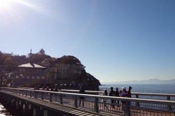 Kanagawa’s Enoshima is a small island connected by a 600-meter bridge to the Katase shore. It is only 4 km around but one of the most popular tourist spots in the Shonan area. And no wonder—it is a really neat place! In the old days, Enoshima was famous a
