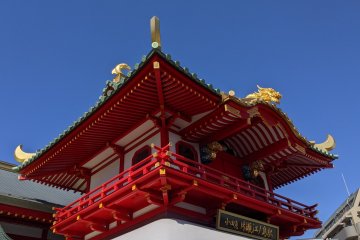 Details of Katase Enoshima Station's facade
