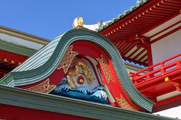 Details of Katase Enoshima Station's facade