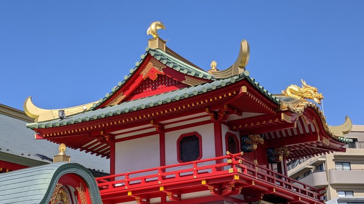 Details of Katase Enoshima Station's facade