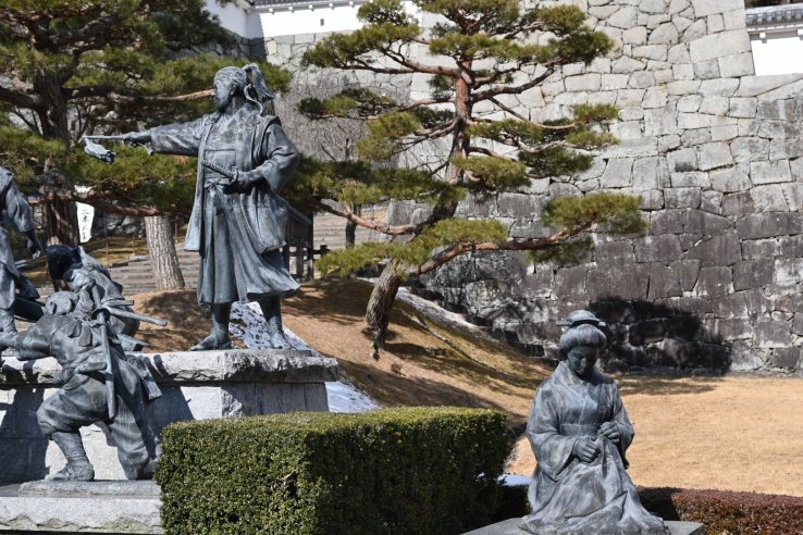 Statues depicting the Nihonmatsu Youth Corps
