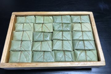 Making Kakinoha-zushi at Kuwaraku