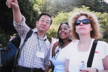 KSGG Tour Guides share their wonderful knowledge of Japan with visitors from overseas.