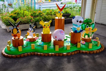 Colorful characters on the platforms