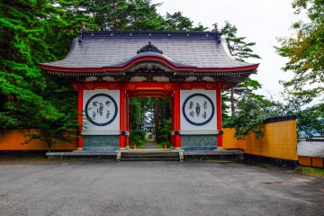 Une impressionnante porte à l'entrée du temple Fukusen-ji