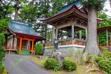 Il y a de nombreux petits temples situés sur le site