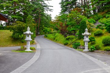 L'entrée du temple Fukusen-ji, les visiteurs peuvent conduire ou marcher pour se rendre au sommet