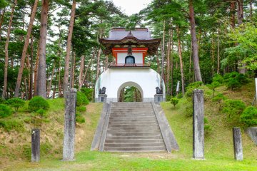 L'entrée du pèlerinage se fait par une belle porte menant au temple principal