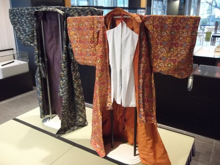 Noh costumes to try on after the pandemic