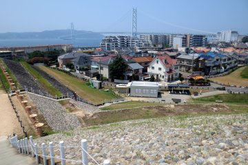 <p>A great view of the Akashi Kaikyo Bridge from the head of the tomb</p>