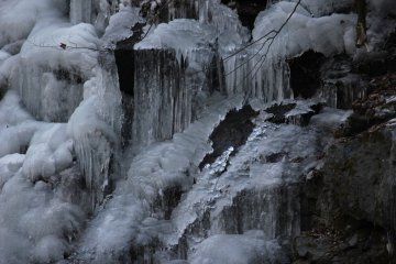 <p>Icicles, or&nbsp;<em>tsurara</em></p>