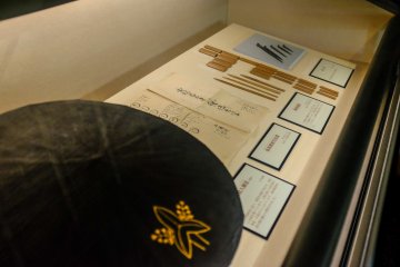 There are a number of display cabinets which contain building and household materials from the Edo Period