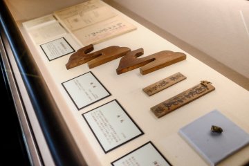 There are a number of display cabinets which contain building and household materials from the Edo Period
