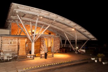 <p>The front of the restaurant and check-in area</p>