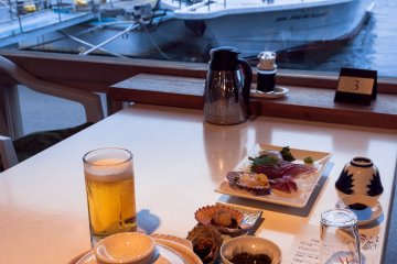 <p>The dining experience is amazing and you get to admire the boats as you eat</p>