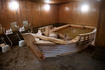 <p>The two large baths are shaped as boats</p>