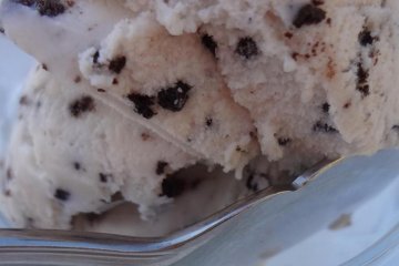 We ordered two desserts: ice cream mixed with Gouda cheese and cookies, and nice thick pudding. Heavenly.