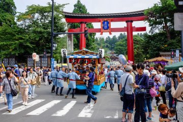 The festival starts from the Morioka Hachimangu Shrine