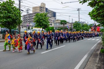 On the morning of the festival, the floats make their way across town to the Morioka Hachimangu Shrine